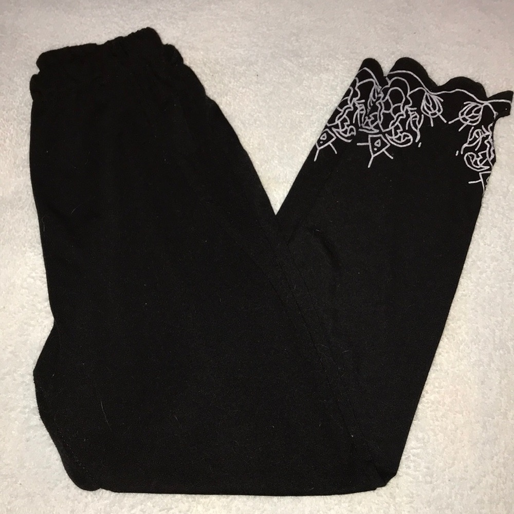 Leggings with abstract design on hem